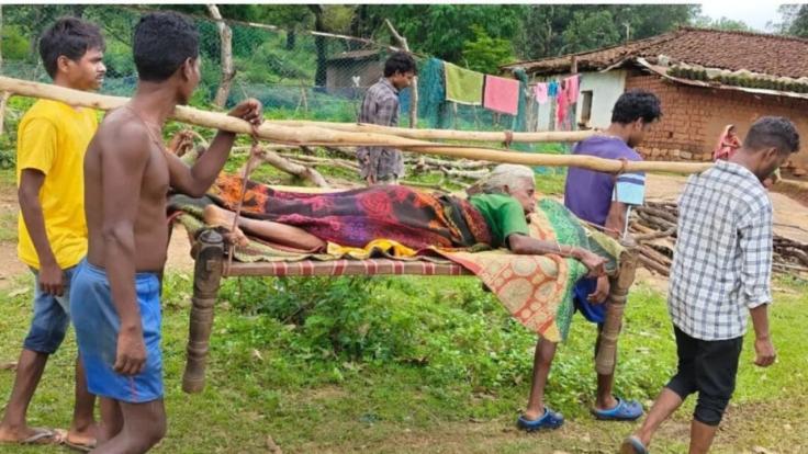 सिमडेगा में सिस्टम खाट पर, एंबुलेंस नहीं मिला तो बुजुर्ग मरीज को खटिया पर लादकर निकल पड़े अस्पताल